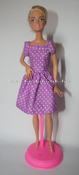 lila pöttyös barbie ruha