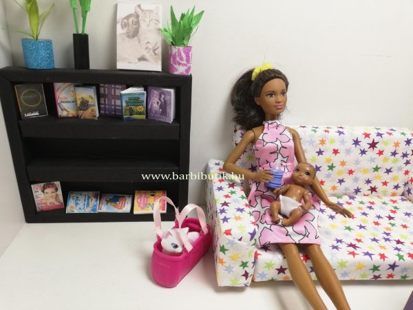 barbie csecsemő a kanapén